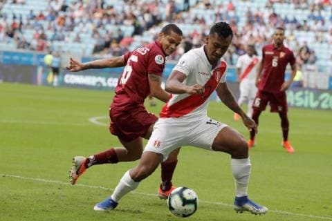 Fußball, Copa America, Venezuela - Peru Venezuelan Roberto Rosales (L) challenges Peruvian Renato Tapia (R) during the Copa America 2019 Group A soccer match between Venezuela and Peru, at Arena do Gremio Stadium in Porto Alegre, Brazil, 15 June 2019. Venezuela vs. Peru !ACHTUNG: NUR REDAKTIONELLE NUTZUNG!  Copyright: xJosexMendezx SCA0211 20190615-636962299837020228