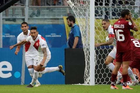 Fußball, Copa America, Venezuela - Peru Peruvian player Christofer Gonzales (2-L) celebrates a goal which was void upon referee checked the VAR during the Copa America 2019 Group A soccer match between Venezuela and Peru, at Arena do Gremio Stadium in Porto Alegre, Brazil, 15 June 2019. Venezuela vs. Peru !ACHTUNG: NUR REDAKTIONELLE NUTZUNG!  Copyright: xSebastiaoxMoreirax SCA0219 20190615-636962308044930936