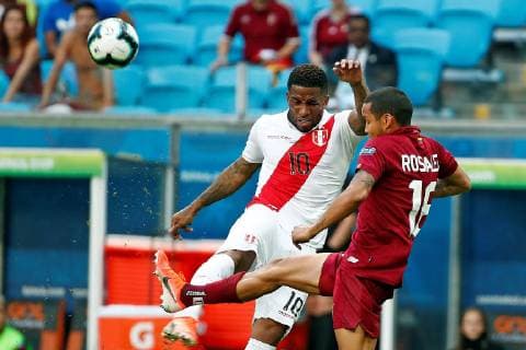 Fußball, Copa America, Venezuela - Peru Peruvian Jefferson Farfán (L) vies for the ball with Venezuelan Roberto Rosales (R) during the Copa America 2019 Group A soccer match between Venezuela and Peru, at Arena do Gremio Stadium in Porto Alegre, Brazil, 15 June 2019. Venezuela vs. Peru !ACHTUNG: NUR REDAKTIONELLE NUTZUNG!  Copyright: xJosexMendezx SCA0225 20190615-636962313981076366