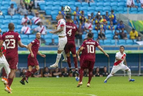 Fußball, Copa America, Venezuela - Peru Venezuela x Peru PORTO ALEGRE, RS - 15.06.2019: VENEZUELA X PERU - Jhon Chancellor contests a bid during a match between Venezuela and Peru, valid for the 2019 Copa America group stage, held this Saturday (15th) at the Grêmio Arena in Porto Alegre, RS. (Photo: Raul Pereira Fotoarena) x1748179x  RaulxPereira