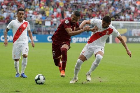 Fußball, Copa America, Venezuela - Peru Venezuelan Yangel Herrera (C) vies for the ball with Peruvian Luis Abram (R) during the Copa America 2019 Group A soccer match between Venezuela and Peru, at Arena do Gremio Stadium in Porto Alegre, Brazil, 15 June 2019. Venezuela vs. Peru !ACHTUNG: NUR REDAKTIONELLE NUTZUNG!  Copyright: xSebastiaoxMoreirax SCA0229 20190615-636962316011534392