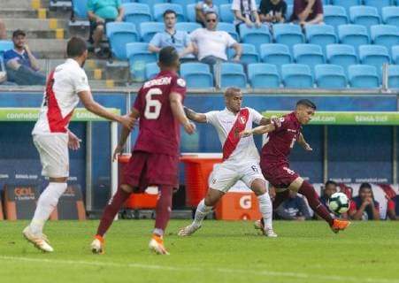 Fußball, Copa America, Venezuela - Peru Venezuela x Peru PORTO ALEGRE, RS - 15.06.2019: VENEZUELA X PERU - Jefferson Savarino contests bid during a match between Venezuela and Peru, valid for the 2019 Copa America group stage, held this Saturday (15th) at the Grêmio Arena in Porto Alegre, RS. (Photo: Raul Pereira Fotoarena) x1748182x  RaulxPereira