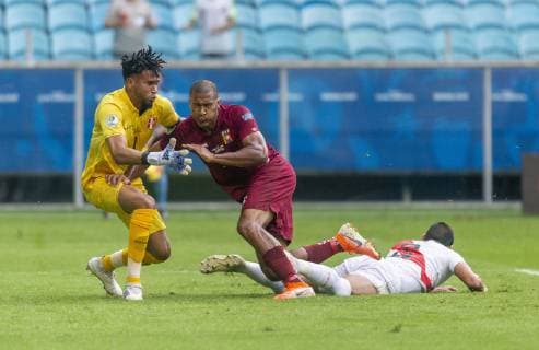 Fußball, Copa America, Venezuela - Peru Venezuela x Peru PORTO ALEGRE, RS - 15.06.2019: VENEZUELA X PERU - Pedro Gallese is bidding during a match between Venezuela and Peru, valid for the 2019 Copa America group stage, held this Saturday (15) at the Grêmio Arena in Porto Alegre, RS. (Photo: Raul Pereira Fotoarena) x1748206x  RaulxPereira
