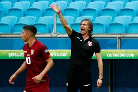 Fußball, Copa America, Venezuela - Peru Peru s head coach Ricardo Gareca (R) gives instructions to his players during the Copa America 2019 Group A soccer match between Venezuela and Peru, at Arena do Gremio Stadium in Porto Alegre, Brazil, 15 June 2019. Venezuela vs. Peru !ACHTUNG: NUR REDAKTIONELLE NUTZUNG!  Copyright: xJosexMendezx SCA0238 20190615-636962322525029326