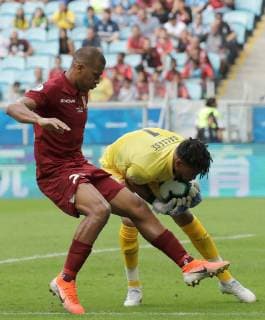 Fußball, Copa America, Venezuela - Peru Peruvian goalkeeper Pedro Gallese (R) grabs the ball before Salomon Rondon (L) during the Copa America 2019 Group A soccer match between Venezuela and Peru, at Arena do Gremio Stadium in Porto Alegre, Brazil, 15 June 2019. Venezuela vs. Peru !ACHTUNG: NUR REDAKTIONELLE NUTZUNG!  Copyright: xSebastiaoxMoreirax SCA0242 20190615-636962325117923958