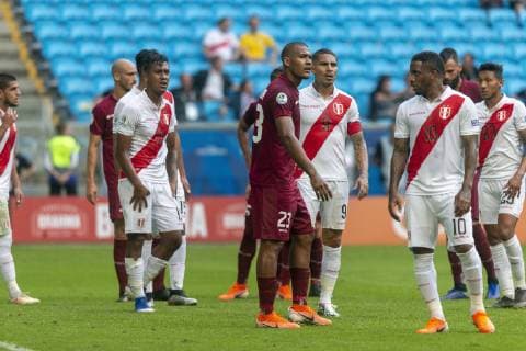 Fußball, Copa America, Venezuela - Peru Venezuela x Peru PORTO ALEGRE, RS - 15.06.2019: VENEZUELA X PERU - Players compete bid during a match between Venezuela and Peru, valid for the 2019 Copa America group stage, held this Saturday (15) at the Grêmio Arena in Porto Alegre, RS. (Photo: Raul Pereira Fotoarena) x1748208x  RaulxPereira