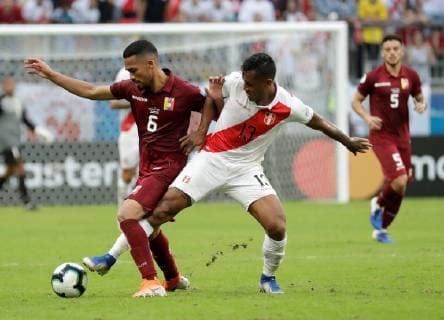 Fußball, Copa America, Venezuela - Peru Venezuelan Yangel Herrera (L) vies for the ball with Peruvian Renato Tapia (R) during the Copa America 2019 Group A soccer match between Venezuela and Peru, at Arena do Gremio Stadium in Porto Alegre, Brazil, 15 June 2019. Venezuela vs. Peru !ACHTUNG: NUR REDAKTIONELLE NUTZUNG!  Copyright: xSebastiaoxMoreirax SCA0243 20190615-636962330046189795