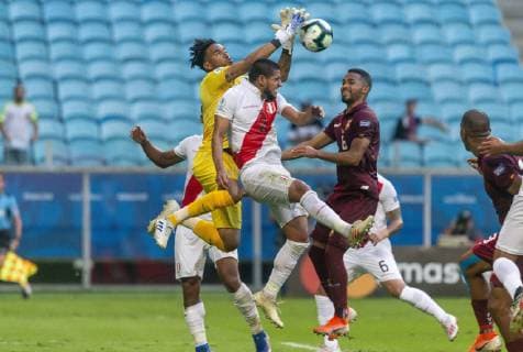 Venezuela x Peru PORTO ALEGRE, RS - 15.06.2019: VENEZUELA X PERU - Pedro Gallese is bidding during a match between Venezuela and Peru, valid for the 2019 Copa America group stage, held this Saturday (15) at the Grêmio Arena in Porto Alegre, RS. (Photo: Raul Pereira Fotoarena) x1748221x  RaulxPereira