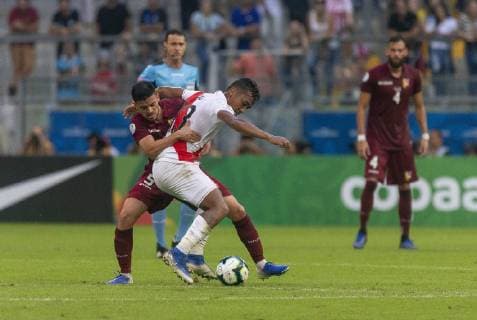 Venezuela x Peru PORTO ALEGRE, RS - 15.06.2019: VENEZUELA X PERU - Renato Tapia is bidding during a match between Venezuela and Peru, valid for the 2019 Copa America group stage, held this Saturday (15th) at the Grêmio Arena in Porto Alegre, RS. (Photo: Raul Pereira Fotoarena) x1748225x  RaulxPereira
