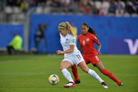 Fußball, WM Damen, Kanada - Neuseeland Jayde Riviere (canada) vs Rosie White (nlle zelande) FOOTBALL : Canada vs Nouvelle Zelande - Coupe du monde de Football Feminin Groupe E - 15 06 2019 FredericChambert Panoramic 