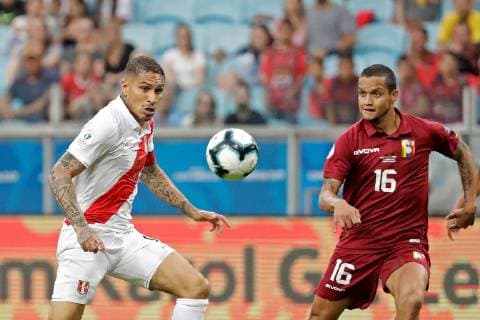 Peruvian Paolo Guerrero (L) vies for the ball with Venezuelan Roberto Rosales (R) during the Copa America 2019 Group A soccer match between Venezuela and Peru, at Arena do Gremio Stadium in Porto Alegre, Brazil, 15 June 2019. Venezuela vs. Peru !ACHTUNG: NUR REDAKTIONELLE NUTZUNG!  Copyright: xSebastiaoxMoreirax SCA0261 20190615-636962343737281668