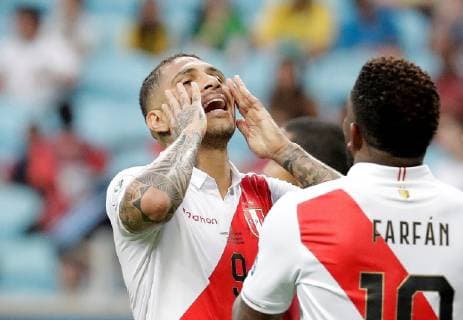 Fußball, Copa America, Venezuela - Peru Peruvian Paolo Guerero (L) and Jefferson Farfan (R) during the Copa America 2019 Group A soccer match between Venezuela and Peru, at Arena do Gremio Stadium in Porto Alegre, Brazil, 15 June 2019. Venezuela vs. Peru !ACHTUNG: NUR REDAKTIONELLE NUTZUNG!  Copyright: xSebastiaoxMoreirax SCA0264 20190615-636962344997148040
