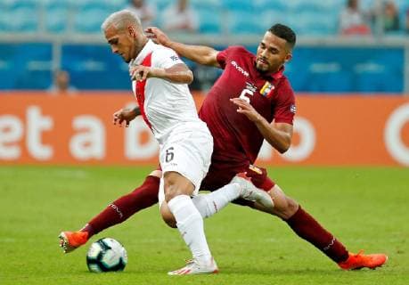 Fußball, Copa America, Venezuela - Peru Peruvian Miguel Trauco (L) vies for the ball with Venezuelan Yangel Herrera (R) during the Copa America 2019 Group A soccer match between Venezuela and Peru, at Arena do Gremio Stadium in Porto Alegre, Brazil, 15 June 2019. Venezuela vs. Peru !ACHTUNG: NUR REDAKTIONELLE NUTZUNG!  Copyright: xJosexMendezx SCA0266 20190615-636962347492528382