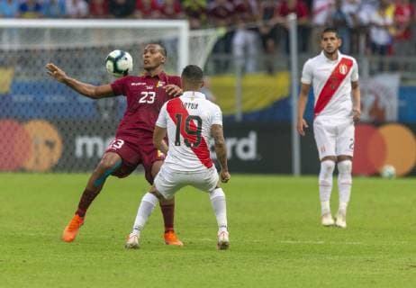 Fußball, Copa America, Venezuela - Peru Venezuela x Peru PORTO ALEGRE, RS - 15.06.2019: VENEZUELA X PERU - Salomón Rondón dispute during the match between Venezuela and Peru, valid for the group stage of the Copa America 2019, held this Saturday (15) at the Arena of Grêmio in Porto Alegre, RS. (Photo: Raul Pereira Fotoarena) x1748260x  RaulxPereira