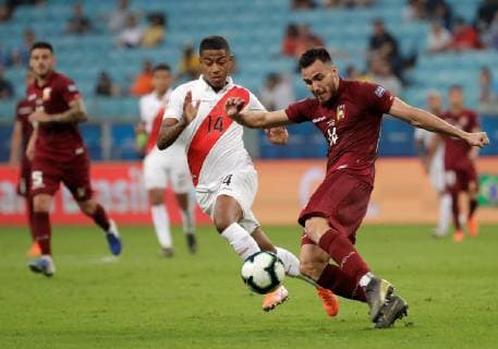 Fußball, Copa America, Venezuela - Peru Venezuelan Luis del Pino Mago (R) in action before Peruvian Andy Polo (L) during the Copa America 2019 Group A soccer match between Venezuela and Peru, at Arena do Gremio Stadium in Porto Alegre, Brazil, 15 June 2019. Venezuela vs. Peru !ACHTUNG: NUR REDAKTIONELLE NUTZUNG!  Copyright: xSebastiaoxMoreirax SCA0271 20190615-636962351890029797