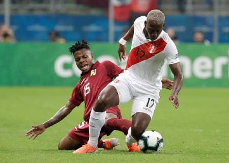 Fußball, Copa America, Venezuela - Peru Peruvian Luis Advincula (R) vies for the ball with Venezuelan Jhon Murillo (L) during the Copa America 2019 Group A soccer match between Venezuela and Peru, at Arena do Gremio Stadium in Porto Alegre, Brazil, 15 June 2019. Venezuela vs. Peru !ACHTUNG: NUR REDAKTIONELLE NUTZUNG!  Copyright: xSebastiaoxMoreirax SCA0274 20190615-636962353141679754