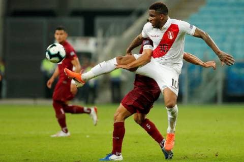Peruvian Jefferson Farfan (R) vies for the ball with Tomas Rincon (R) during the Copa America 2019 Group A soccer match between Venezuela and Peru, at Arena do Gremio Stadium in Porto Alegre, Brazil, 15 June 2019. Venezuela vs. Peru !ACHTUNG: NUR REDAKTIONELLE NUTZUNG!  Copyright: xJosexMendezx SCA0279 20190615-636962366471733178