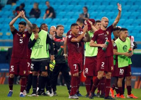 Venezuelan players greet supporters upon the Copa America 2019 Group A soccer match between Venezuela and Peru, at Arena do Gremio Stadium in Porto Alegre, Brazil, 15 June 2019. Venezuela vs. Peru !ACHTUNG: NUR REDAKTIONELLE NUTZUNG!  Copyright: xJosexMendezx SCA0281 20190615-636962372097397050