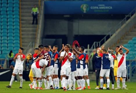 Peruvian players greet supporters upon the Copa America 2019 Group A soccer match between Venezuela and Peru, at Arena do Gremio Stadium in Porto Alegre, Brazil, 15 June 2019. Venezuela vs. Peru !ACHTUNG: NUR REDAKTIONELLE NUTZUNG!  Copyright: xJosexMendezx SCA0282 20190615-636962372127552918
