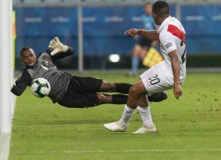 Venezuela x Peru PORTO ALEGRE, RS - 15.06.2019: VENEZUELA X PERU - Edison Flores contests bid during a match between Venezuela and Peru, valid for the 2019 Copa America group stage, held this Saturday (15th) at the Grêmio Arena in Porto Alegre, RS. (Photo: Raul Pereira Fotoarena) x1748338x  RaulxPereira