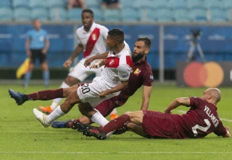Venezuela x Peru PORTO ALEGRE, RS - 15.06.2019: VENEZUELA X PERU - Edison Flores contests bid during a match between Venezuela and Peru, valid for the 2019 Copa America group stage, held this Saturday (15th) at the Grêmio Arena in Porto Alegre, RS. (Photo: Raul Pereira Fotoarena) x1748340x  RaulxPereira