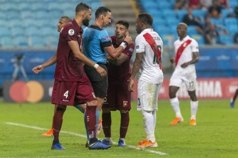Venezuela x Peru PORTO ALEGRE, RS - 15.06.2019: VENEZUELA X PERU - Jefferson Farfán is bidding during a match between Venezuela and Peru, valid for the 2019 Copa America group stage, held this Saturday (15) at the Grêmio Arena in Porto Alegre, RS. (Photo: Raul Pereira Fotoarena) x1748344x  RaulxPereira
