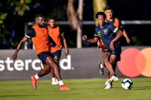 Ecuadorian soccer team players Arturo Mina (R) and Gabriel Achilier (L) attend a training session at the Cruzeiro Training Center, in Toca da Raposa II, one day before facing the Uruguayan team for group C of the Copa America 2019, in Belo Horizonte, Brazil, 15 June 2019. EFE Yuri Edmundo Training of the Ecuador team in the Copa America !ACHTUNG: NUR REDAKTIONELLE NUTZUNG!  Copyright: xYurixEdmundox COPAME441 20190616-636962413911700704