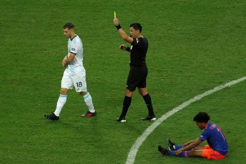 Chilean referee Roberto Tobar (C) shows the yellow card to Guido Rodriguez (L) of Argentina after a fault against Colombian Juan Guillermo Cuadrado (R) during the Copa America 2019 Group B soccer match between Argentina and Colombia, at Arena Fonte Nova Stadium in Salvador, Brazil, 15 June 2019. Argentina vs. Colombia !ACHTUNG: NUR REDAKTIONELLE NUTZUNG!  Copyright: xJoedsonxAlvesx SCA0346 20190616-636962434195755330