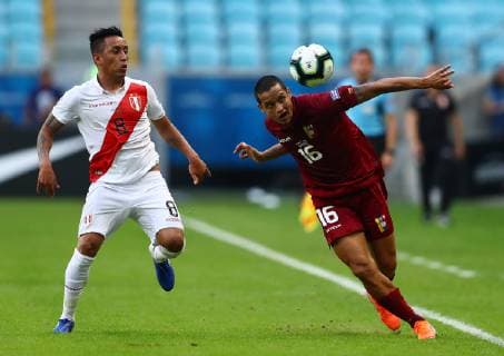 Futbol, Peru vs Venezuela Copa America 2019 El jugador de Venezuela Roberto Rosales disputa el balon contra la defensa de Christian Cueva Peu, durante el partido del grupo A, disputado en el estadio Arena do GrÃªmio, Brasil. 15 06 2019 Daniel Apuy El Comercio Photosport Football, Peru vs Venezuela Venezuela player Roberto Rosales battles for the ball against defense of Peru, during the group A match, during Copa America 2019 at Arena do GrÃªmio, stadium in Brasil. Daniel Apuy El Comercio Photosport Futbol, Peru vs Venezuela Copa America 2019 