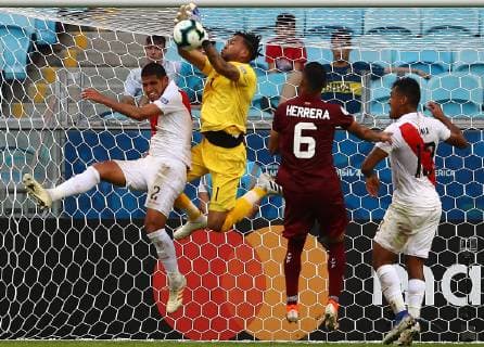 Futbol, Peru vs Venezuela Copa America 2019 El jugador de Venezuela Yangel Herrera disputa el balon contra la defensa de Pedro Gallese Peru, durante el partido del grupo A, disputado en el estadio Arena do GrÃªmio, Brasil. 15 06 2019 Daniel Apuy El Comercio Photosport Football, Peru vs Venezuela Venezuela player Yangel Herrera battles for the ball against defense Pedro Gallese of Peru, during the group A match, during Copa America 2019 at Arena do GrÃªmio, stadium in Brasil. Daniel Apuy El Comercio Photosport Futbol, Peru vs Venezuela Copa America 2019 