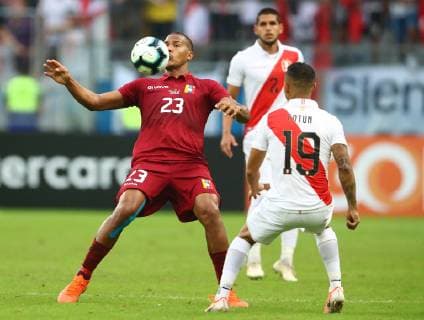 Futbol, Peru vs Venezuela Copa America 2019 El jugador de Venezuela Salomon Rondon disputa el balon contra la defensa de Peru, durante el partido del gr upo A, disputado en el estadio Arena do GrÃªmio, Brasil. 15 06 2019 Daniel Apuy El Comercio Photosport Football, Peru vs Venezuela Venezuela player Salomon Rondon battles for the ball against defense of Peru, during the group A match, during Copa America 2019 at Arena do GrÃªmio, stadium in Brasil. Daniel Apuy El Comercio Photosport Futbol, Peru vs Venezuela Copa America 2019 