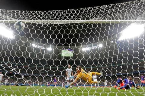 Colombian Duvan Zapata (R) scores the 2-0 lead against Argentinian goalkeeper Franco Armani (2R) during the Copa America 2019 Group B soccer match between Argentina and Colombia, at Arena Fonte Nova Stadium in Salvador, Brazil, 15 June 2019. Argentina vs. Colombia !ACHTUNG: NUR REDAKTIONELLE NUTZUNG!  Copyright: xRaulxSpinassex SCA03105 20190616-636962487078274244