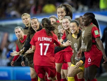 (190616) -- GRENOBLE, June 16, 2019 (Xinhua) -- Jessie Fleming (Front) of Canada celebrates with her teammates during the group E match between Canada and New Zealand at the 2019 FIFA Women s World Cup in Grenoble, France on June 15, 2019. Canada won 2-0. (Xinhua Xiao Yijiu) (SP)FRANCE-GRENOBLE-2019 FIFA WOMEN S WORLD CUP-GROUP E-CANADA VS NEW ZEALAND 