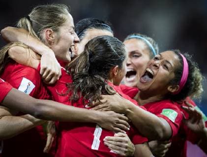 Sport Bilder des Tages (190616) -- GRENOBLE, June 16, 2019 (Xinhua) -- Players of Canada celebrate during the group E match between Canada and New Zealand at the 2019 FIFA Women s World Cup in Grenoble, France on June 15, 2019. Canada won 2-0. (Xinhua Xiao Yijiu) (SP)FRANCE-GRENOBLE-2019 FIFA WOMEN S WORLD CUP-GROUP E-CANADA VS NEW ZEALAND 