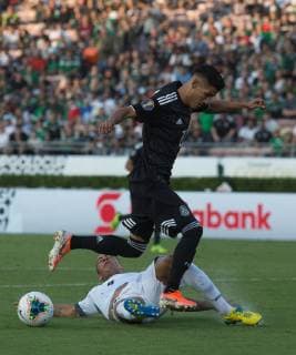 Cuba s Yasmani Lopez (below) steals the ball from Mexico Uriel Antuna (above) during the second half of the Concacaf Gold Cup match between Canada and Martinique at the Rose Bowl stadium, in Pasadena, California, USA, 15 June 2019. Canada won the game 4 -0. Canada vs. Martinique !ACHTUNG: NUR REDAKTIONELLE NUTZUNG!  Copyright: xARMANDOxARORIZOx AME3890 20190616-636962641275511923