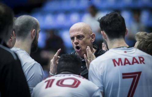 (190616) -- URMIA, June 16, 2019 -- Glenn Hoag (C), head coach of Canada talks with his players during the FIVB Volleyball Nations League match between Canada and Poland in Urmia, Iran, June 16, 2019. Poland won 3-1. ) (SP)IRAN-URMIA-FIVB VOLLEYBALL LEAGUE-POLAND VS CANADA AhmadxHalabisaz 