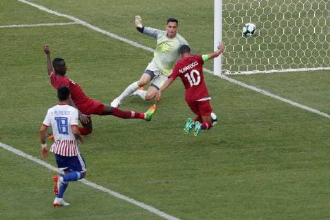 Qatar s Hassan Al-Haydos (R) misses a goal opportunity before Paraguay s goalkeeper Roberto Fernandez (2-R) during the Copa America 2019 Group B soccer match between Paraguay and Qatar, at Maracana Stadium in Rio de Janeiro, Brazil, 16 June 2019. Paraguay vs. Qatar !ACHTUNG: NUR REDAKTIONELLE NUTZUNG!  Copyright: xJulioxCesarxGuimaraesx SCA0438 20190616-636963180090541819