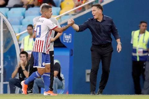 Paraguayan Derlis González (L) celebrates with head coach Eduardo Berizzo after scoring a goal during the Copa America 2019 Group B soccer match between Paraguay and Qatar, at Maracana Stadium in Rio de Janeiro, Brazil, 16 June 2019. Paraguay vs. Qatar !ACHTUNG: NUR REDAKTIONELLE NUTZUNG!  Copyright: xAntonioxLacerdax SCA0467 20190616-636963209426738491