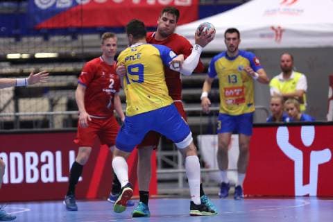 Zaverecne utkani skupiny 5 kvalifikace o postup na ME 2020 hazenkaru mezi Ceskou republikou a Bosnou a Hercegovinou, 16. cervna 2019 v Ostrave. Nikola Prce z Bosny a Hercegoviny (zady) a Leos Petrovsky z Ceske republiky (celem). CTKPhotoP201906160488901  SZN 06