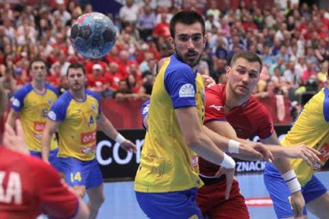 Zaverecne utkani skupiny 5 kvalifikace o postup na ME 2020 hazenkaru mezi Ceskou republikou a Bosnou a Hercegovinou, 16. cervna 2019 v Ostrave. Zleva Ibrahim Haseljic z Bosny a Hercegoviny a Tomas Babak z Ceske republiky. CTKPhotoP201906160531001  SZN 14