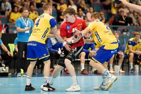 STOCKHOLM 20190616 Austrian Daniel Dicker center and Swedens Markus Olsson tv and Philip Henningsson during Sundays handball match in EHF Euro Cup between Sweden and Austria on Hovet STOCKHOLM SWEDEN x10070x,  Copyright: xJessicaxGow TTx EURO CUP SVERIGE-ÖSTERRIKE