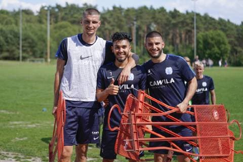 Sport Bilder des Tages 17.06.2019, Trainingsplatz oberhalb des Stadions, Meppen, GER, Trainingsauftakt des SV Meppen, nach dem Training in bester Stimmung, v.l.: Jovan Vidovic (SV Meppen 5), Hassan Amin (SV Meppen 7) und Deniz Undav (SV Meppen 9), Meppen Niedersachsen Germany Trainingsplatz oberhalb des Stadions *** 17 06 2019, training ground above the stadium, Meppen, GER, training start of SV Meppen, after training in best mood, v l Jovan Vidovic SV Meppen 5 , Hassan Amin SV Meppen 7 and Deniz Undav SV Meppen 9 , Meppen Niedersachsen Germany training ground above the stadium