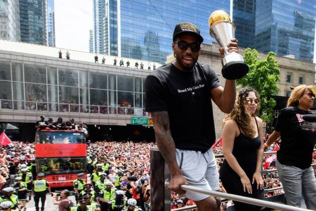 Sport Themen der Woche KW25 Sport Bilder des Tages TORONTO, ON - JUNE 17: NBA, Basketball Herren, USA Finals MVP Kawhi Leonard raises the trophy on top of the bus during the Toronto Raptors Championship parade on June 13, 2019 in Toronto, ON, Canada. (Photo by Julian Avram Icon Sportswire) NBA: JUN 17 Toronto Raptors Championship Parade Icon1906170659