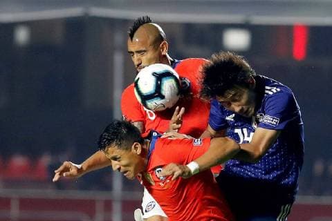 Fußball, Copa America, Japan - Chile Japanese Teruki Hara (R) in action against Chilean Arturo Vidal (up) and Alexis Sanchez during the Copa America 2019 Group C soccer match between Japan and Chile, at Morumbi Stadium in Sao Paulo, Brazil, 17 June 2019. Japan vs. Chile !ACHTUNG: NUR REDAKTIONELLE NUTZUNG!  Copyright: xPauloxWhitakerx SCA0631 20190618-636964181802236851