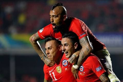 Fußball, Copa America, Japan - Chile Erick Pulgar (R) of Chile celebrates with teammates Arturo Vidal (C) and Eduardo Vargas (L) after scoring during the Copa America 2019 Group C soccer match between Japan and Chile, at Morumbi Stadium in Sao Paulo, Brazil, 17 June 2019. Japan vs. Chile !ACHTUNG: NUR REDAKTIONELLE NUTZUNG!  Copyright: xPauloxWhitakerx SCA0670 20190618-636964201504782096