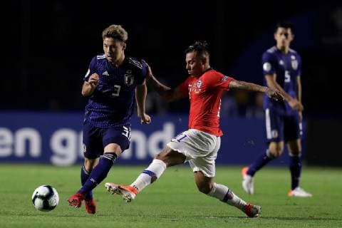 Fußball, Copa America, Japan - Chile Yuta Nakayama (L) of Japan vies of the ball with Chilean Eduardo Vargas (C) during the Copa America 2019 Group C soccer match between Japan and Chile, at Morumbi Stadium in Sao Paulo, Brazil, 17 June 2019. Japan vs. Chile !ACHTUNG: NUR REDAKTIONELLE NUTZUNG!  Copyright: xFernandoxBizerrax SCA0672 20190618-636964203985974313