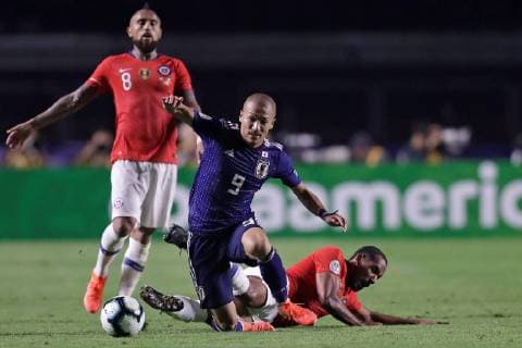 Fußball, Copa America, Japan - Chile Daizen Maeda (C) of Japan vies for the ball with Arturo Vidal (L) of Chile, during the Copa America 2019 Group C soccer match between Japan and Chile, at Morumbi Stadium in Sao Paulo, Brazil, 17 June 2019. Japan vs. Chile !ACHTUNG: NUR REDAKTIONELLE NUTZUNG!  Copyright: xFernandoxBizerrax SCA0673 20190618-636964204596638403