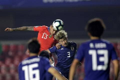 Fußball, Copa America, Japan - Chile Yuta Nakayama (C) of Japan vies for the ball with Chilean Erick Pulgar during the Copa America 2019 Group C soccer match between Japan and Chile, at Morumbi Stadium in Sao Paulo, Brazil, 17 June 2019. Japan vs. Chile !ACHTUNG: NUR REDAKTIONELLE NUTZUNG!  Copyright: xFernandoxBizerrax SCA0679 20190618-636964211409051131