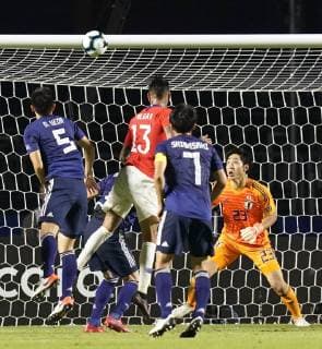 Fußball, Copa America, Japan - Chile Football: Copa America Erick Pulgar (13) of Chile scores during the first half of a 4-0 win against Japan in a Group C match of the Copa America football tournament in Sao Paulo on June 17, 2019. 