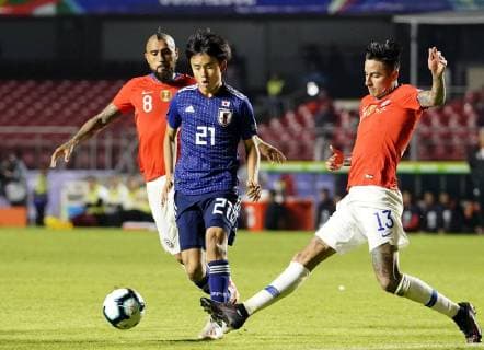 Fußball, Copa America, Japan - Chile Football: Copa America Takefusa Kubo (21) of Japan plays a pass while being marked by Chile s Erick Pulgar (13) and Arturo Vidal during the second half of Chile s 4-0 win in a Group C match of the Copa America football tournament in Sao Paulo on June 17, 2019. 